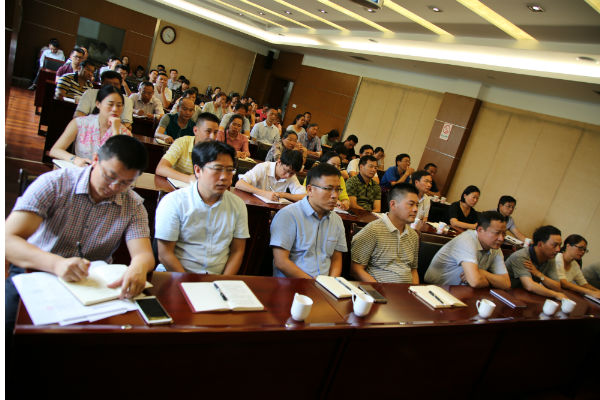 參會(huì)人員認(rèn)真聆聽講座 1.jpg 參會(huì)人員認(rèn)真聆聽講座 1.jpg