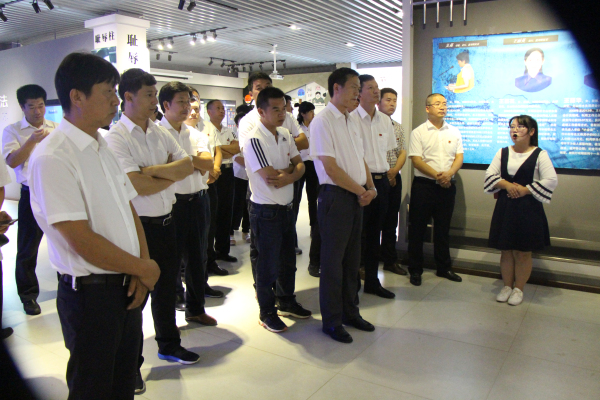 圖為廣南縣領(lǐng)導(dǎo)干部聽解說員講解.jpg 圖為廣南縣領(lǐng)導(dǎo)干部聽解說員講解.jpg