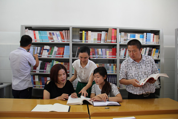 鎮(zhèn)沅 紀(jì)檢干部讀書圖片_副本.jpg 鎮(zhèn)沅 紀(jì)檢干部讀書圖片_副本.jpg