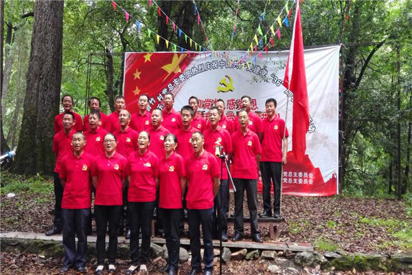 1參與活動(dòng)的黨員同志著裝整齊、精神煥發(fā)，嘹亮的歌聲，彰顯迪慶兒女拼搏奮進(jìn)的雄心 (1).jpg