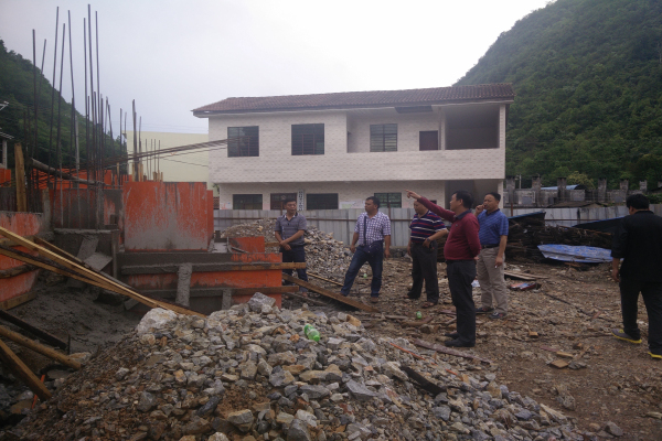 督查組查看教育項目建設(shè)情況.jpg 督查組查看教育項目建設(shè)情況.jpg