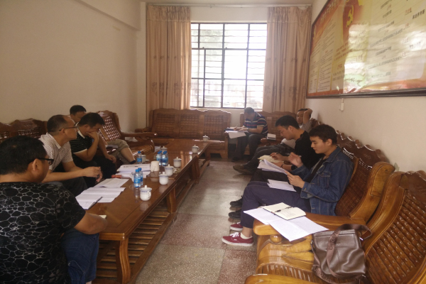 督查組聽取惠農(nóng)項目實施單位情況匯報(1).jpg 督查組聽取惠農(nóng)項目實施單位情況匯報(1).jpg