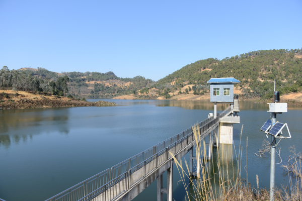 硯山縣阿額水庫(kù),總投資7257萬(wàn)元,水庫(kù)建成可解決維摩鄉(xiāng)境內(nèi)阿額村至倮可膩和長(zhǎng)嶺街、幕菲勒一帶集鎮(zhèn)及農(nóng)村2.14萬(wàn)人生活供水問(wèn)題、1.49萬(wàn)頭大牲畜的飲水問(wèn)題,同時(shí)可灌溉6000畝田地。(胡衡 攝).jpg