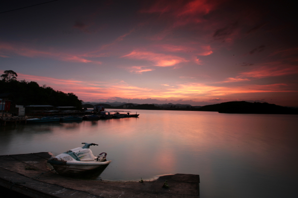山城中的璀璨明珠——硯山聽(tīng)湖。位于硯山縣城東側(cè)的聽(tīng)湖波光瀲影,碧波蕩漾。無(wú)論暑去寒來(lái),聽(tīng)湖猶如一顆晶瑩剔透的明珠,點(diǎn)綴在大山的懷抱里,裝點(diǎn)著七鄉(xiāng)秀美的大地。(羅國(guó)華 攝).jpg 山城中的璀璨明珠——硯山聽(tīng)湖。位于硯山縣城東側(cè)的聽(tīng)湖波光瀲影,碧波蕩漾。無(wú)論暑去寒來(lái),聽(tīng)湖猶如一顆晶瑩剔透的明珠,點(diǎn)綴在大山的懷抱里,裝點(diǎn)著七鄉(xiāng)秀美的大地。(羅國(guó)華 攝).jpg