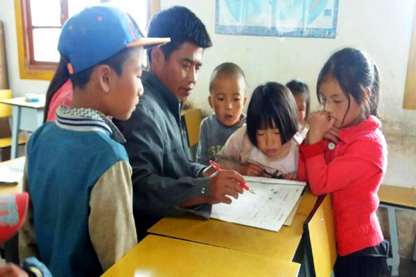 張中權老師指導學生(壓縮)_副本.jpg 張中權老師指導學生(壓縮)_副本.jpg