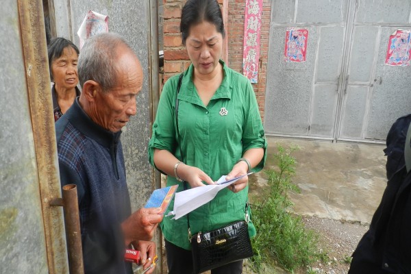 看望精準扶貧戶.jpg