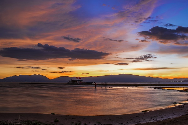 8 明珠麗水影波動 ,西山晚霞似火燃.jpg 8 明珠麗水影波動 ,西山晚霞似火燃.jpg