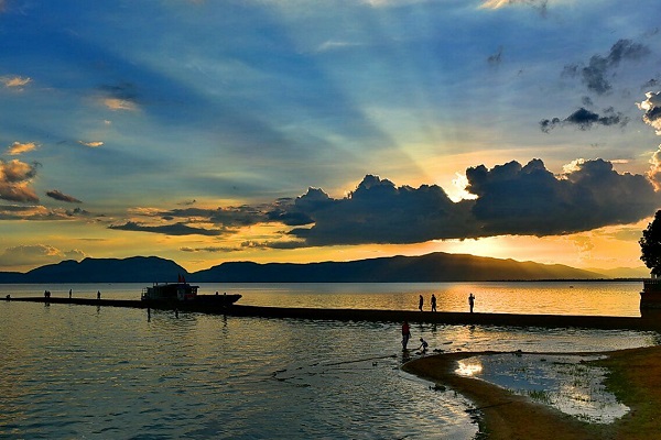 3 山青水秀宜入畫,游人欣賞愿流連.jpg 3 山青水秀宜入畫,游人欣賞愿流連.jpg