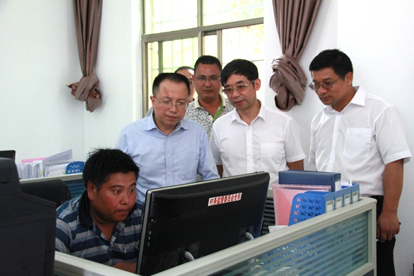 檢查組查看五級聯(lián)動平臺_副本.jpg 檢查組查看五級聯(lián)動平臺_副本.jpg