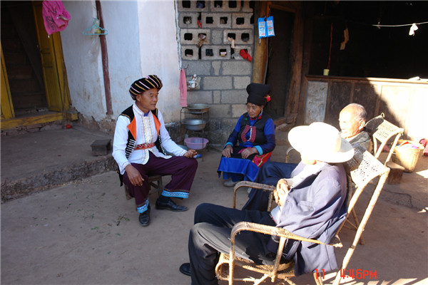 阿炳成(左一)深入農戶家中宣傳法律法規。3.jpg 阿炳成(左一)深入農戶家中宣傳法律法規。3.jpg