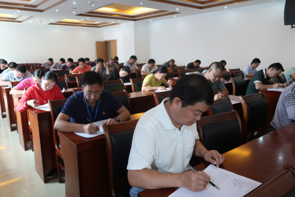 專心做題.jpg 專心做題.jpg