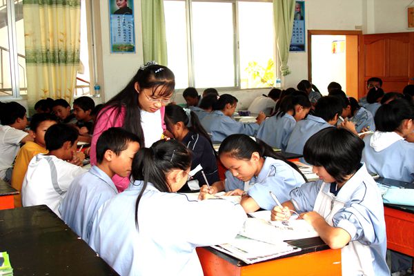 圖為張海鷹給學生輔導(壓縮圖)_副本.jpg 圖為張海鷹給學生輔導(壓縮圖)_副本.jpg