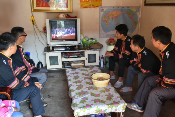 村監督委會主任和村民一起收看.jpg