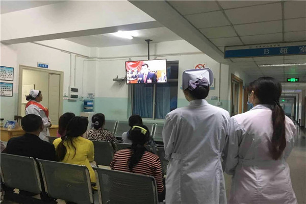 龍陵縣人民醫院醫護人員及病人在候診大廳收看黨的十九大_副本.jpg