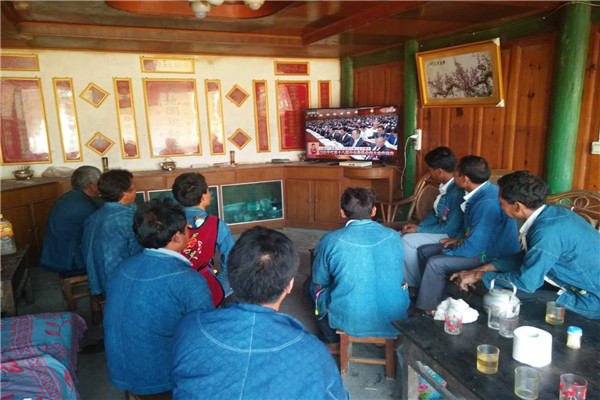 龍陵縣龍山鎮芒麥村阿昌族群眾收看黨的十九大_副本.jpg