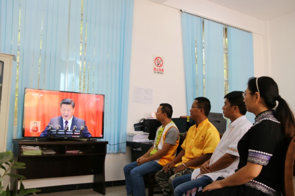 景谷縣紀檢干部收看.jpg
