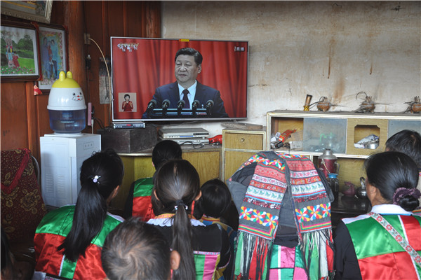 龍陵縣平達鄉河尾村傈僳族群眾收看黨的十九大_副本.jpg