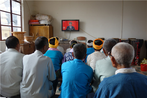 龍陵縣勐糯鎮大寨村傣族群眾收看黨的十九大_副本.jpg