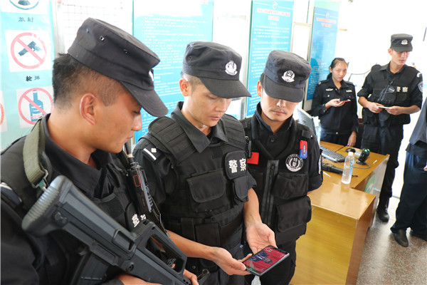 備勤人員在休息區收看十九大開幕式.jpg 備勤人員在休息區收看十九大開幕式.jpg