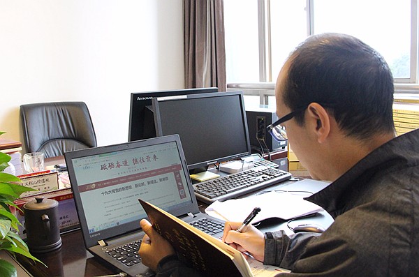 一名因工作原因沒能觀看開幕式直播的紀檢干部在“補課”.jpg 一名因工作原因沒能觀看開幕式直播的紀檢干部在“補課”.jpg