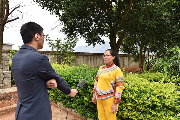 紅河縣迤薩鎮紀委副書記張艷蓮接受記者采訪,暢談體會.jpg 紅河縣迤薩鎮紀委副書記張艷蓮接受記者采訪,暢談體會.jpg