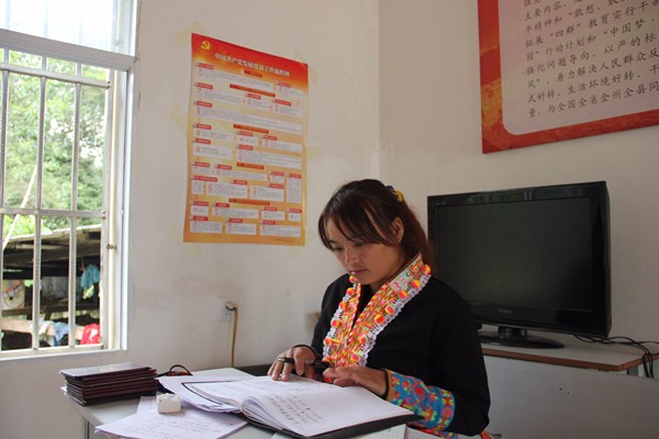 李文英正在整理學習筆記_副本.jpg 李文英正在整理學習筆記_副本.jpg