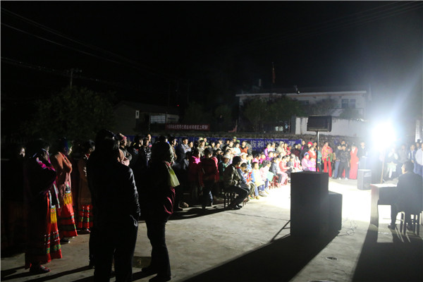 紀委書記到掛鉤村進行宣講.jpg 紀委書記到掛鉤村進行宣講.jpg