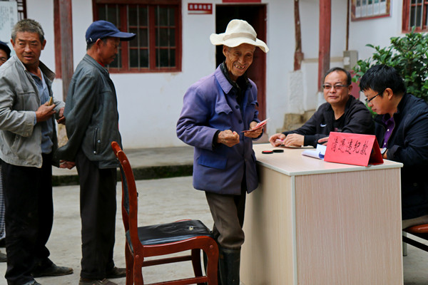 縣紀委工作人員在活水鄉沙鍋村向群眾退還近期查處追繳的低保救濟款 1_副本.jpg