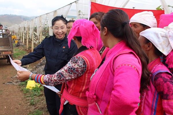 圖2:大莊鄉(xiāng)紀(jì)委書到田間地頭為老寨村的群眾宣講十九大精神_副本.jpg 圖2:大莊鄉(xiāng)紀(jì)委書到田間地頭為老寨村的群眾宣講十九大精神_副本.jpg