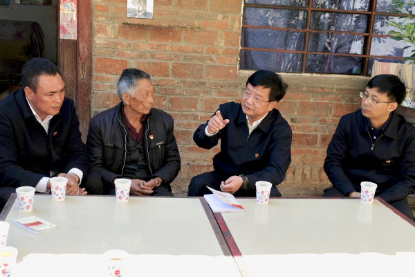 楚雄：州委書記走訪慰問困難群體時指出“要以鐵肩扛起全面從嚴治黨的政治責任” 1.jpg