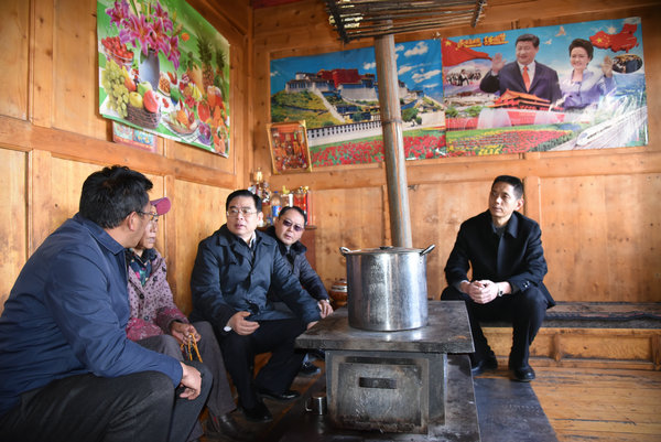 中共云南省委常委、省紀委書記陸俊華在迪慶調研,深入尼西鄉因病致貧貧困戶了解情況1.jpg 中共云南省委常委、省紀委書記陸俊華在迪慶調研,深入尼西鄉因病致貧貧困戶了解情況1.jpg