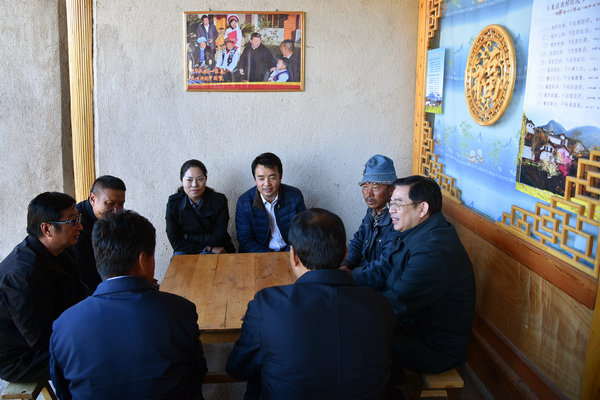 省委常委、省紀委書記陸俊華在麗江市玉龍縣白沙鎮玉湖村與脫貧戶李穆章和基層干部座談交談.jpg 省委常委、省紀委書記陸俊華在麗江市玉龍縣白沙鎮玉湖村與脫貧戶李穆章和基層干部座談交談.jpg