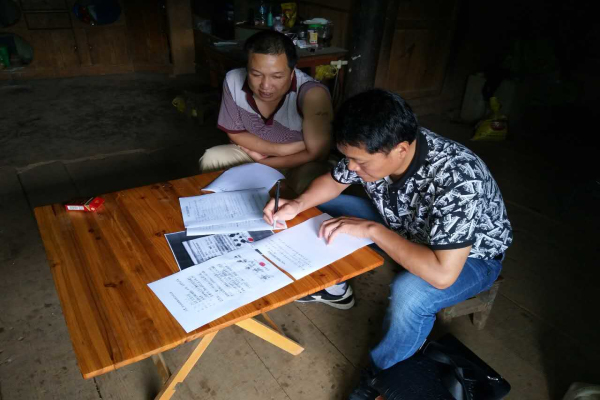 廣南縣紀委干部對需要核實的問題,現場向群眾了解情況,現場做筆錄,確保事實清楚、證據確鑿。.jpg 廣南縣紀委干部對需要核實的問題,現場向群眾了解情況,現場做筆錄,確保事實清楚、證據確鑿。.jpg