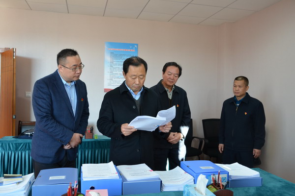 3孫青友在玉溪市紀委查閱工作臺賬.jpg 3孫青友在玉溪市紀委查閱工作臺賬.jpg