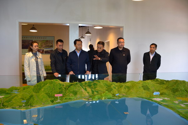 6孫青友一行在澄江縣調研撫仙湖保護治理情況,聽取情況匯報.jpg 6孫青友一行在澄江縣調研撫仙湖保護治理情況,聽取情況匯報.jpg