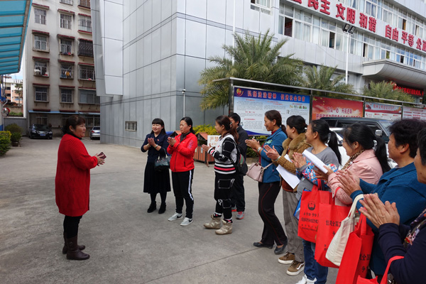 3聆聽社區(qū)書記介紹.jpg 3聆聽社區(qū)書記介紹.jpg