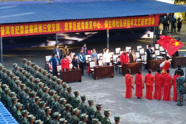 5全體齊唱“沒有共產(chǎn)黨就沒有新中國(guó)”.jpg 5全體齊唱“沒有共產(chǎn)黨就沒有新中國(guó)”.jpg