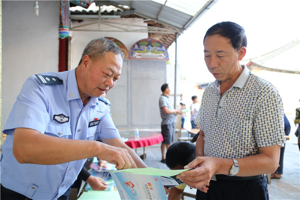 入戶開展創文工作.jpg 入戶開展創文工作.jpg