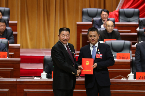 頒發當選證.jpg 頒發當選證.jpg