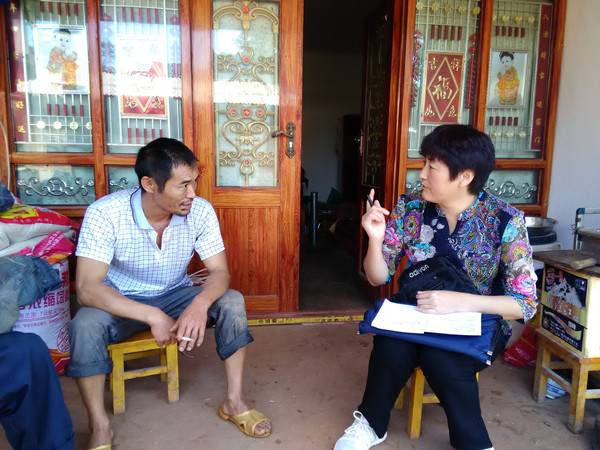 向農戶詢問低保情況(右)_副本.jpg 向農戶詢問低保情況(右)_副本.jpg