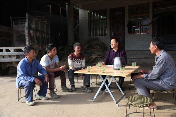 楊紹昌與群眾了解情況_副本.jpg 楊紹昌與群眾了解情況_副本.jpg