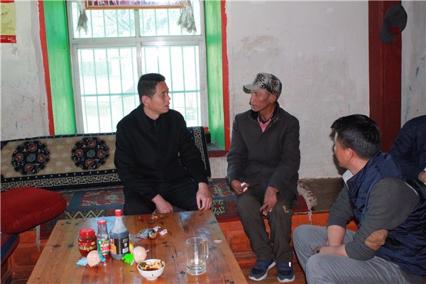 2迪慶州委常委、州紀委書記、州監察委員會主任高國成深入貧困戶家中看望慰問貧困群眾.jpg