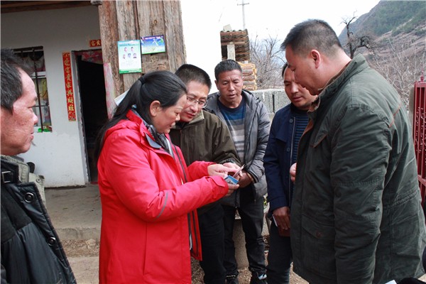 4深入貧困村實地核查惠農資金發放情況.jpg
