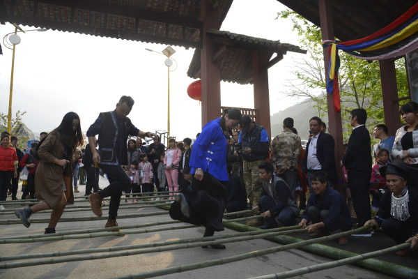 1處跳起竹竿舞(陳明凱攝).jpg 1處跳起竹竿舞(陳明凱攝).jpg