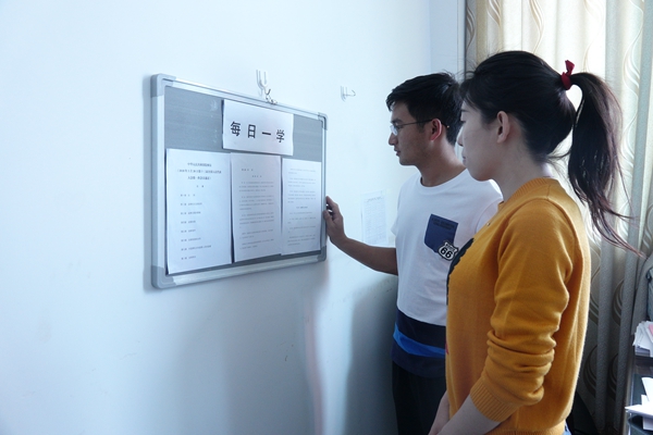 10德宏州梁河縣紀委制作“每日一學”展板，粘貼《中華人民共和國監察法》原文，要求紀檢監察干部每天逐字逐句研讀條款，學習好、貫徹好、執行好國家監察法，肩負起憲法和監察法賦予的神圣職責。 _副本.jpg