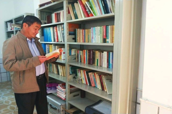 遇到問題及時查閱書籍解決.jpg 遇到問題及時查閱書籍解決.jpg