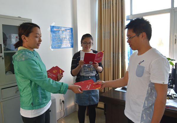 向干部發放監察法讀本.jpg 向干部發放監察法讀本.jpg