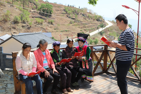 木老元鄉紀委干部深入基層向群眾宣講監察法.jpg 木老元鄉紀委干部深入基層向群眾宣講監察法.jpg