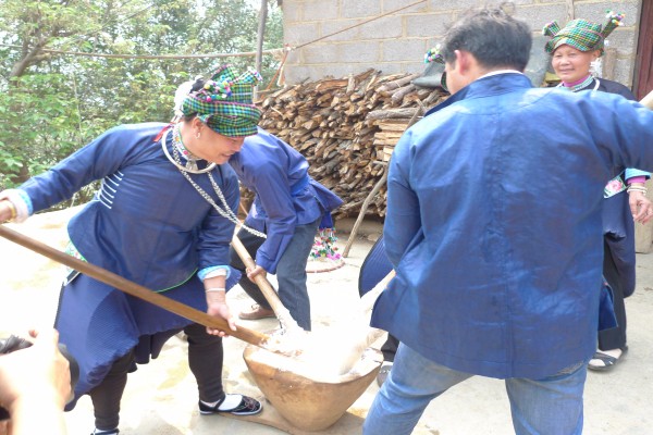 圖3:舂粑粑(你來(lái)我往舂出了濃濃的年味).jpg 圖3:舂粑粑(你來(lái)我往舂出了濃濃的年味).jpg