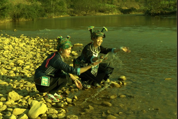 圖4:戲水的壯家少女.jpg 圖4:戲水的壯家少女.jpg